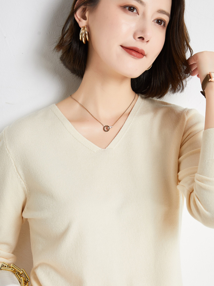 Otoño e Invierno nuevo estilo occidental con cuello en V color sólido manga larga suéter de fondo interior simple desgaste exterior suéter de cuello de pollo para mujeres