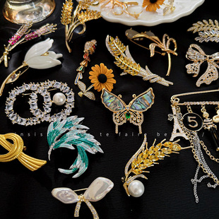 Real Gold electroplated zircon Rice ear flower butterfly brooch niche vintage suit pin corsage high-grade chest ornament for women