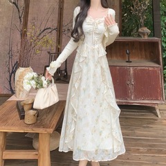 甘い辛い風のシフォンのハスの葉の辺の砕花のガーターのワンピースのスーツの女性の夏の薄い金の日焼け止めの服のカーディガンは腰の長いスカートを収めます。