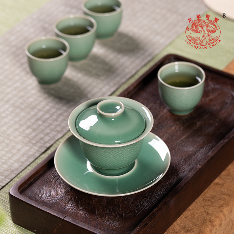 竜泉青磁の携帯の工夫の茶器の1碗の4杯のセットの陶磁器の手の蓋の碗の主人はお茶を入れます。|undefined