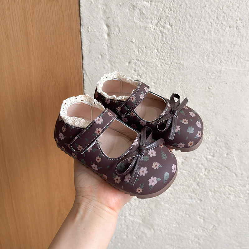 Zapatos de princesa de moda para niñas 2026 verano nuevos niños sandalias huecas zapatos de cuero de flor francesa