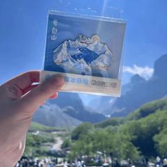 小紅書と同じ長白山金属レリーフ磁気吸引冷蔵庫に高颜値旅行記念プレゼントを貼って親友にあげます。