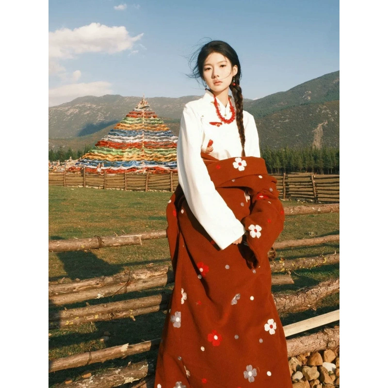 Новая вышитая тибетская одежда, тибетская одежда, тибетский халат, туристическая фотография, этническая одежда, тибетская фотография, тибетская одежда, куртка
