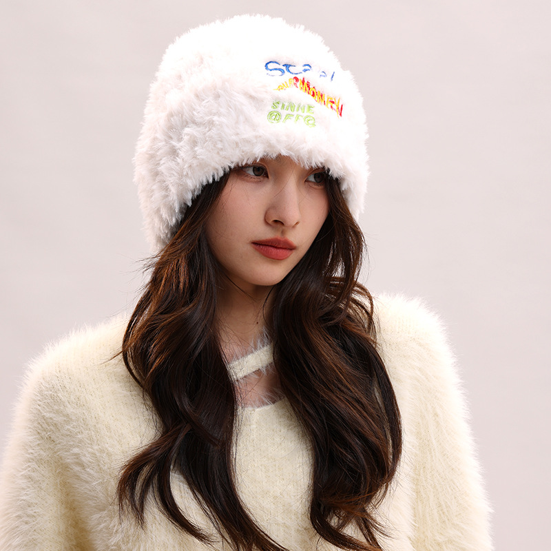 Peluche ricamato da donna, versatile autunno inverno grande circonferenza della testa, con velluto spesso per calore e orecchie fredde_voghion.com