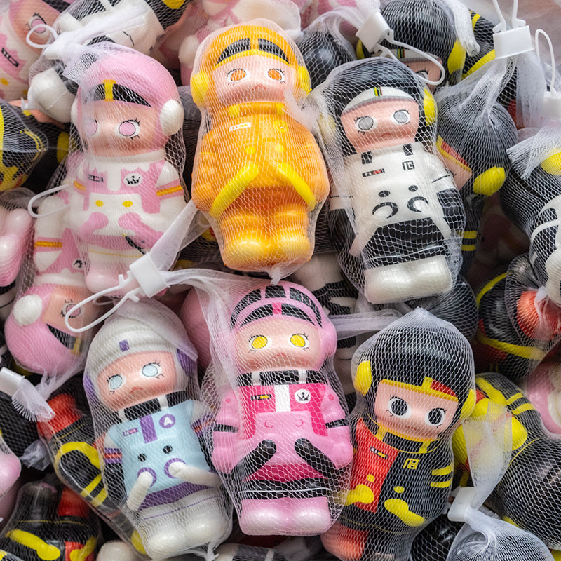 吉伊卡わぁchiiawaは子供のおもちゃをつまんでゆっくりと弾きます。|undefined