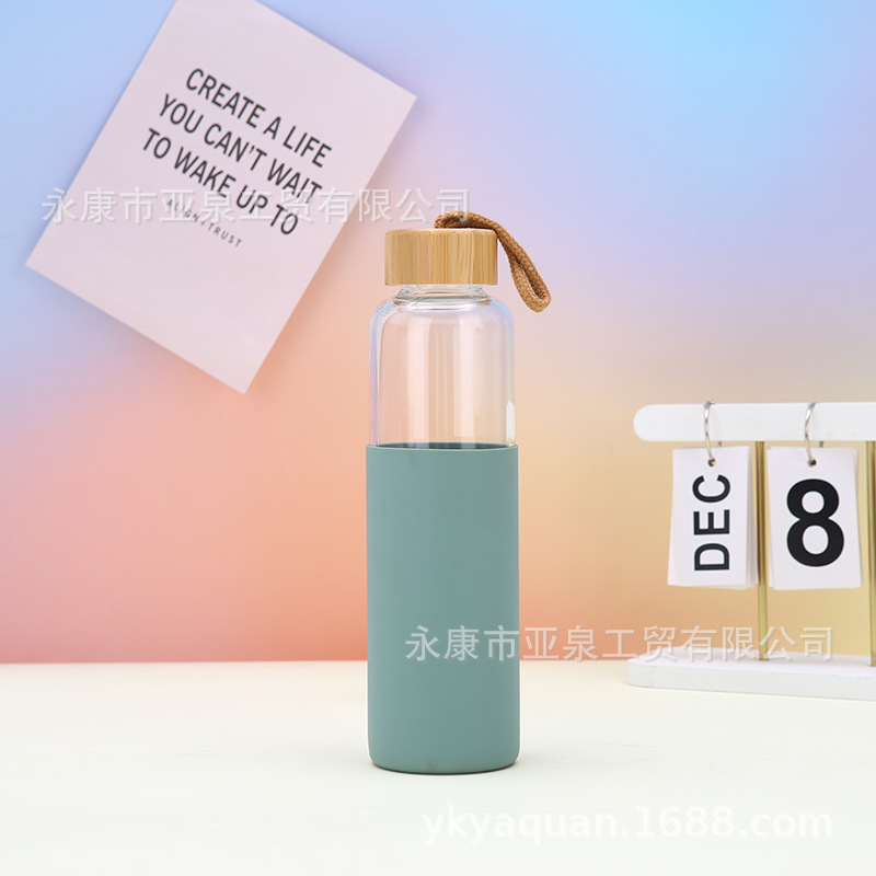 Fabricante suministro de copas de vidrio de alta borosilicina de bambú cubierta de vidrio de automóvil doméstico taza de bebida directa con cubierta de silicona taza de regalo al por mayor