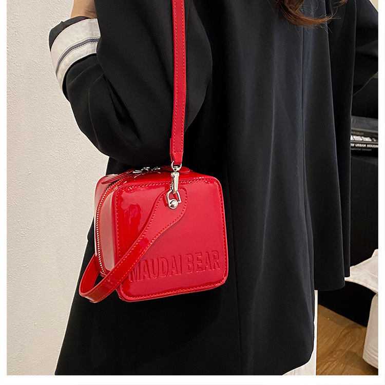 A new trendy and stylish handbag for women in 2025, featuring a red single-shoulder crossbody small square bag Item Picture