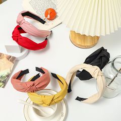 韓国版の新商品のツイルの純色のカチューシャはシンプルで雰囲気が広くて、女性のカチューシャを結びます。