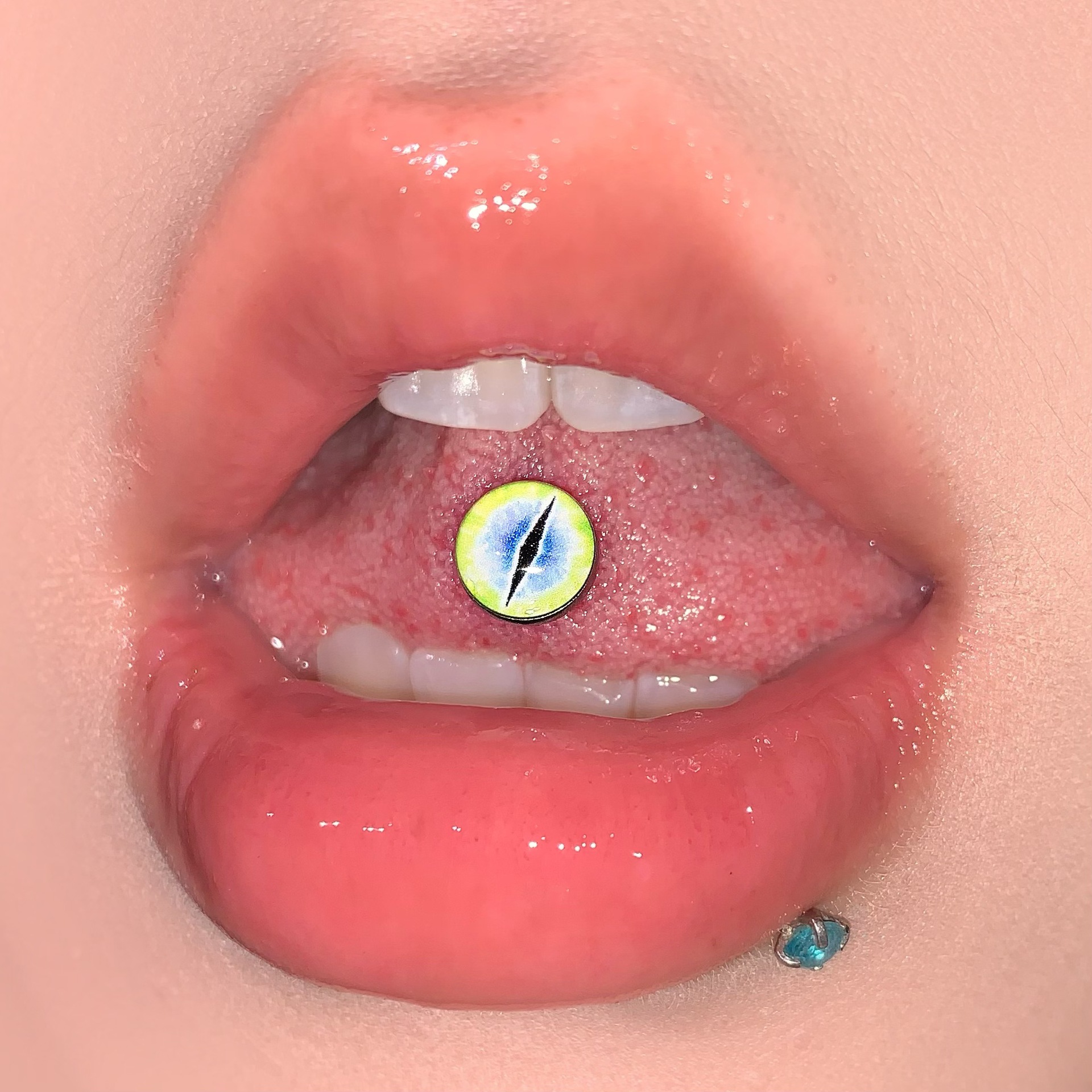 16G labret stud size and finish detail