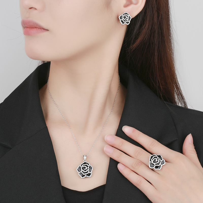 Producto popular Zhuang Shengsheng joyería fondo de cobre chapado en oro simulación diamante blanco micro incrustado rosa oscura traje de lujo ligero de alta gama mujer