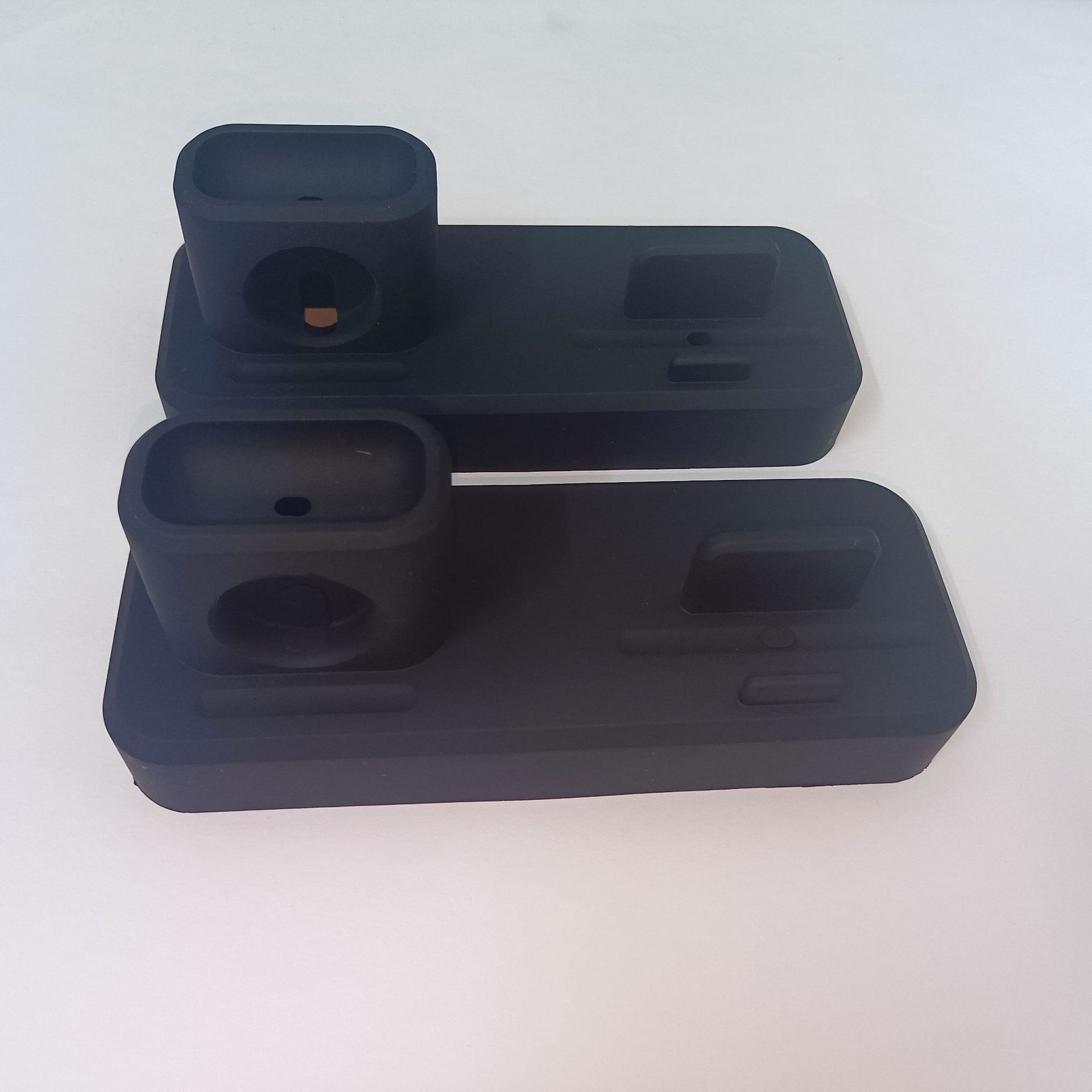 Silicone mobile phone holder suitable for Apple mobile phone watch headset silicone three-in-one mobile phone base mobile phone holder
