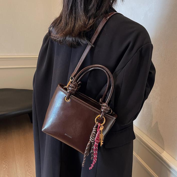 Alta sensación retro bolso para mujeres 2024 nuevo estilo versátil tendencia bolso de hombro bolso explosivo bolso de cubo portátil