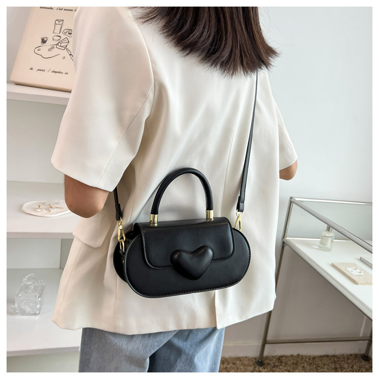 Women's Pu Leather Solid Color Elegant Fashion Soft Surface Square Magnetic Buckle Crossbody Bag Saddle Bag display picture 7