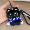 Чёрный кот в синево-белом шарфе