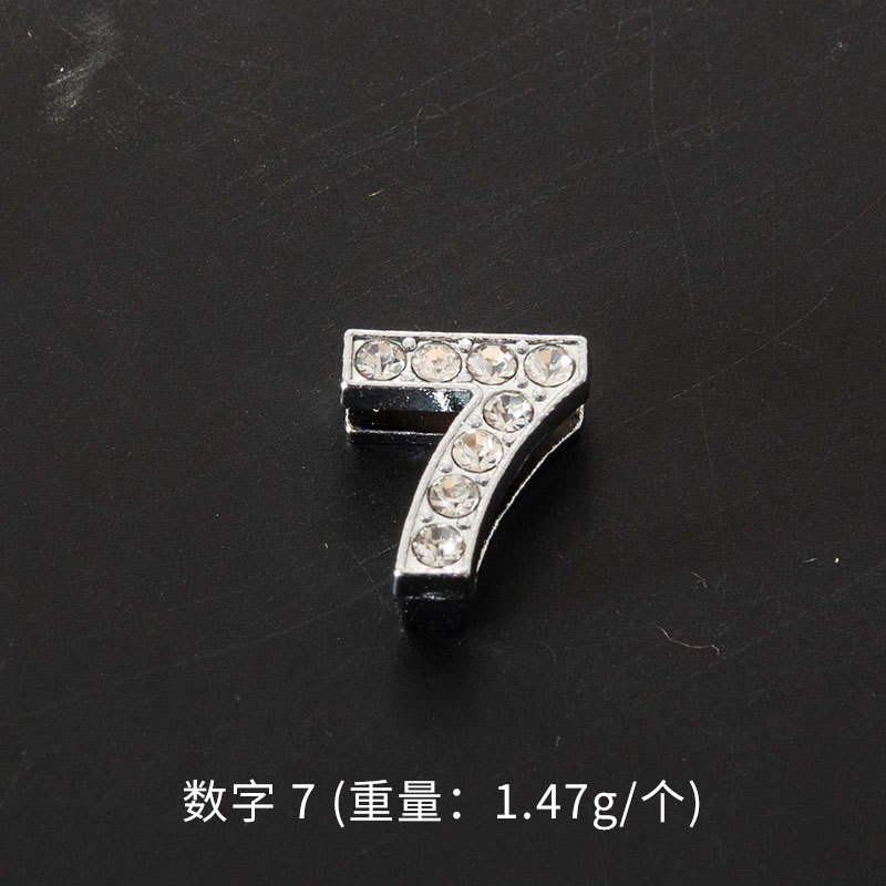 英語のアルファベットの数字の合金のネックレスのペンダントはダイヤモンドのブレスレットのペンダントのアイデアのアクセサリーの手作りのDIY材料を入れます。
