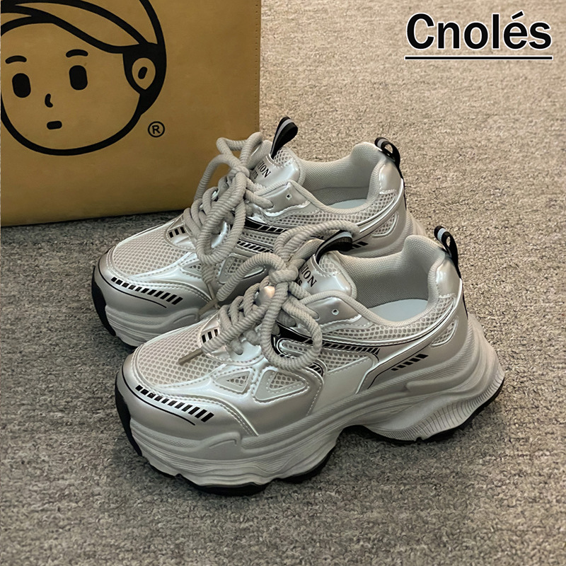 Nuevos zapatos de primavera y otoño para mujeres 2024 aumento de suela gruesa de malla pequeña delgada de moda universal zapatos deportivos de mujer