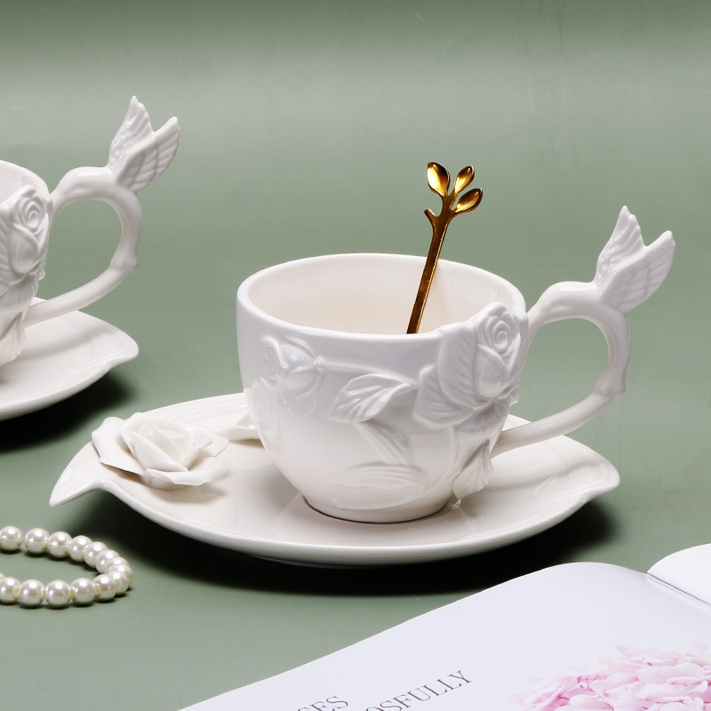 Flor en relieve taza y platillo francés retro taza de café Taza de cerámica y platillo traje de cerámica plato de comida occidental de lujo