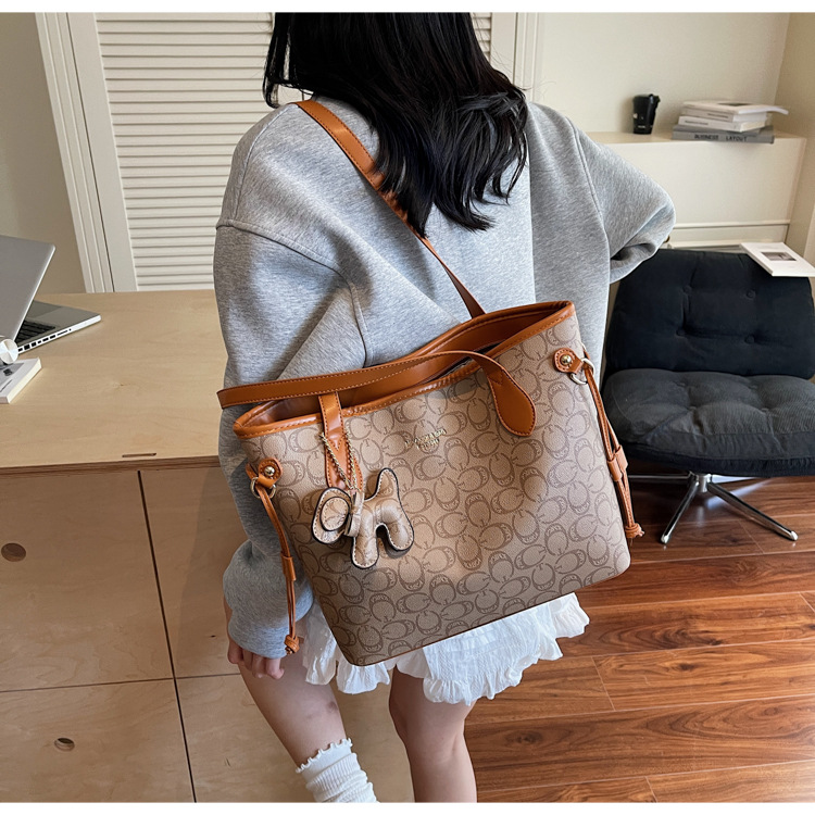 Korean high-end, versatile and retro single-shoulder commuter bag for women, new summer 2025 large-capacity fashionable tote bag undefined