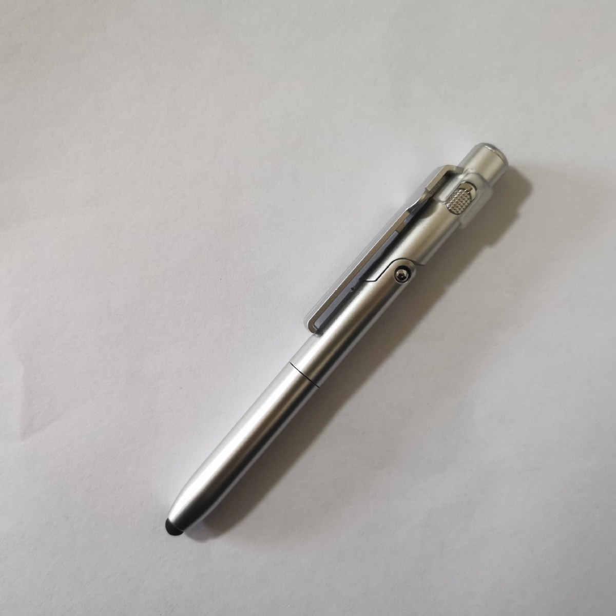 Bolígrafo de luz LED plegable multifuncional con luz Soporte de teléfono móvil cuatro en uno Bolígrafo de regalo publicitario táctil