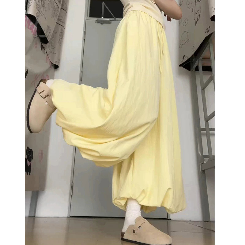 Pantalones de falda de capullo de flor de seda de hielo para mujer estilo fino de verano 2025 nuevo estilo casual perezoso pantalones de pierna ancha pequeños bombachos amarillos