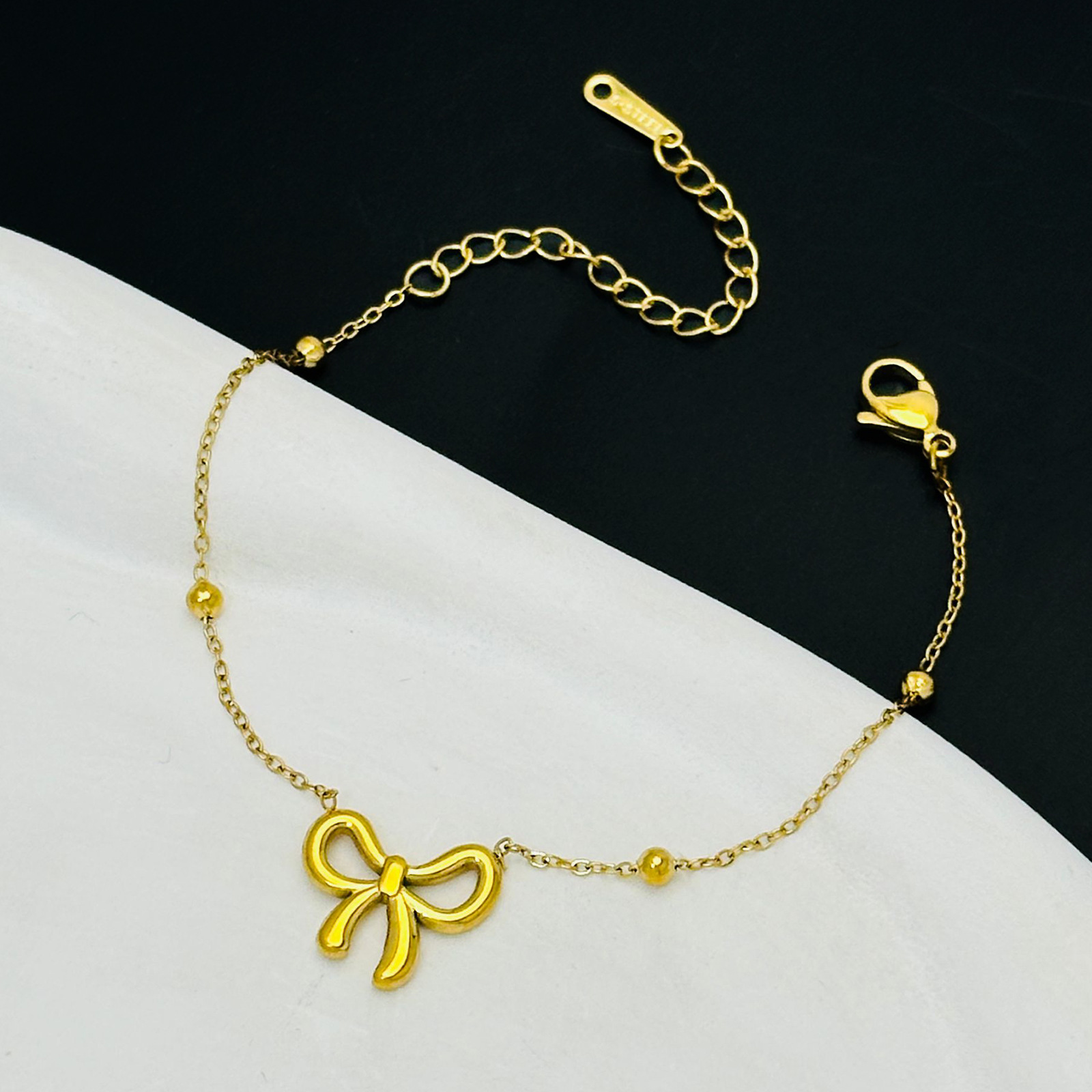 Luz de lujo perlas arco de tobillas nicho temperamento femenino de alto nivel de oro ligero lujo acero titanio no se desvanece en la cadena de pie