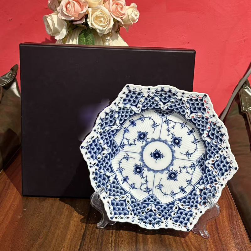 European-Style Full Lace Blue Tangcao Tall Fruit Plate High-End Luxury Hand-Painted Lobster Plate Half-Moon Shaped Plate Gift Box European-Style Full Lace Blue Tangcao Tall Fruit Plate High-End Luxury Hand-Painted Lobster Plate Half-Moon Shaped Plate Gift Box