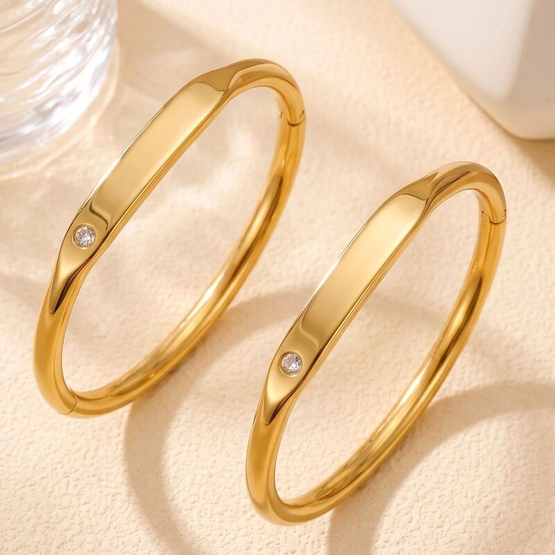 Titanium steel bracelet with a niche design, simple smooth oval single diamond, fashionable and versatile, light luxury stainless steel bracelet for women Titanium steel bracelet with a niche design, simple smooth oval single diamond, fashionable and versatile, light luxury stainless steel bracelet for women