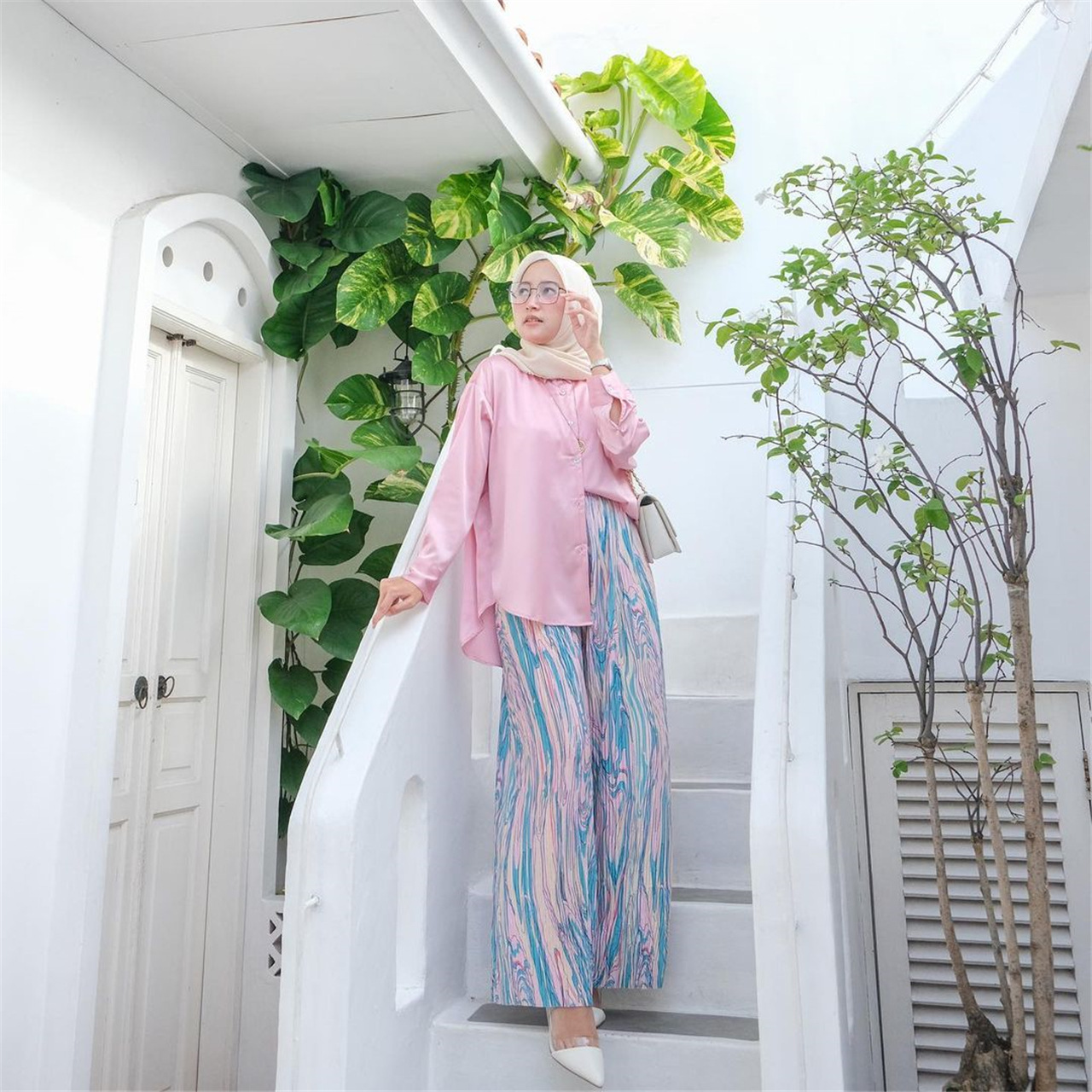 I nuovi pantaloni larghi a gamba larga da donna sono pantaloni indonesiani malesi slim e pieghettati tinti in cravatta._voghion.com