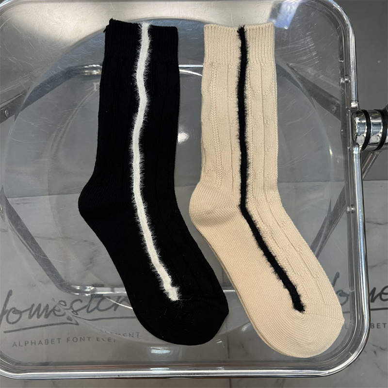 Frau Einfacher Stil Einfarbig Baumwolle Crew Socken Ein Paar display picture 1