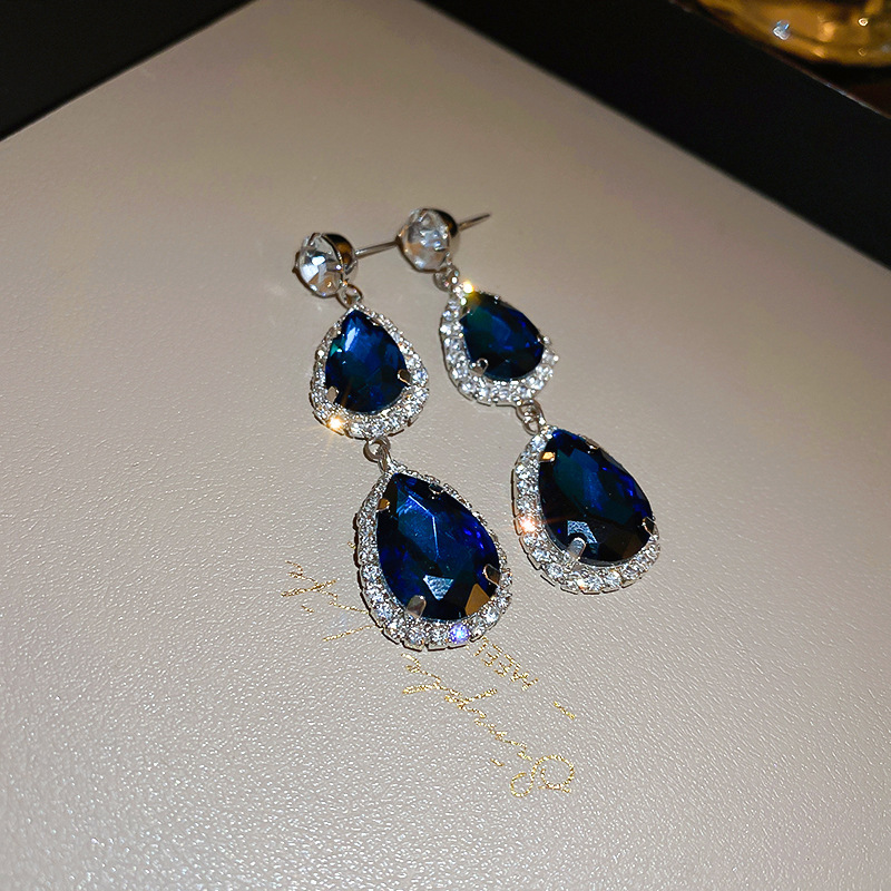 Collana di lusso con chiusura magnetica e perle per donna. Choker ipoallergenico, raffinato e delicato, progettato per comfort e sicurezza. La perla più di tendenza in Europa nel 2026_voghion.com