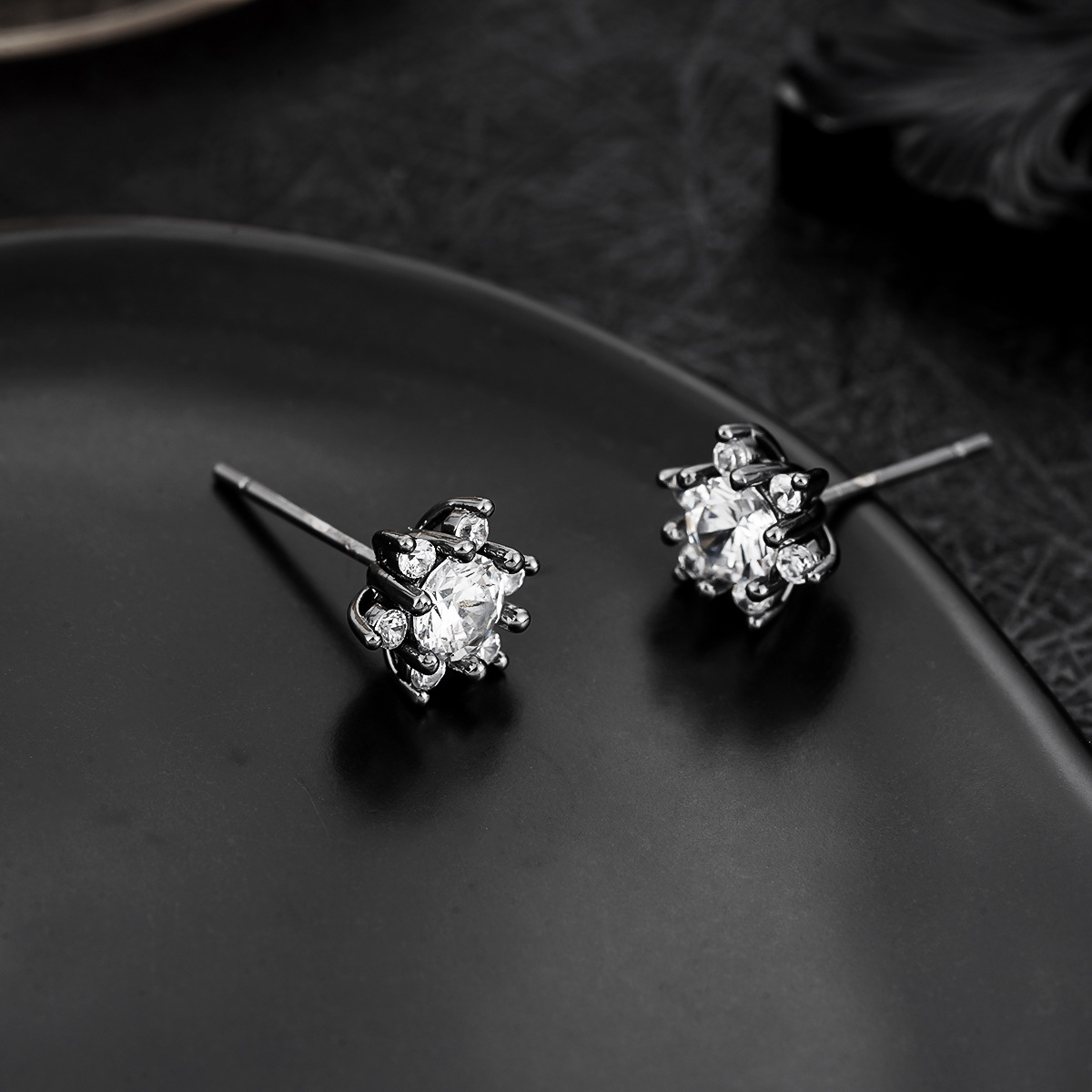 Pendientes de botón para hombre modernos. Estilo minimalista urbano y punk, ideal para ocasiones informales, fiestas y uso diario. Hechos de acero inoxidable 316L, hipoalergénicos, sin níquel._voghion.com