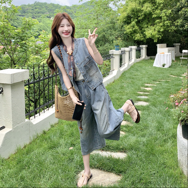 Retro-Style Silk Scarf Paired with Washed Denim Vest Set for Women, Summer 2026 New High-Waisted Wide-Leg Pants Two-Piece Set Retro-Style Silk Scarf Paired with Washed Denim Vest Set for Women, Summer 2026 New High-Waisted Wide-Leg Pants Two-Piece Set