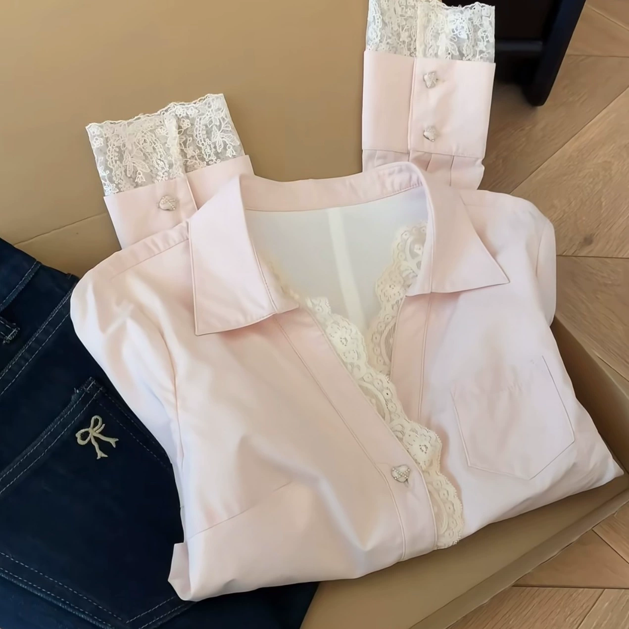 Сладкие уменьшенные розовые рубашки с тонкими талией весной 2025 года толстые, чистые кружевные сшивания тонкие рубашки с длинными рукавами