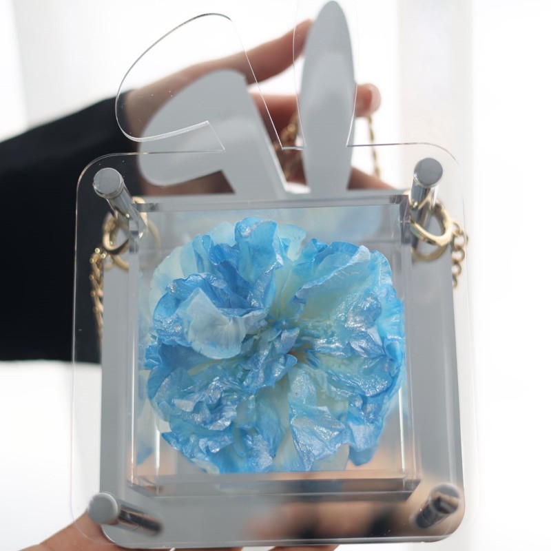 진주 빛 하늘 푸른 모란