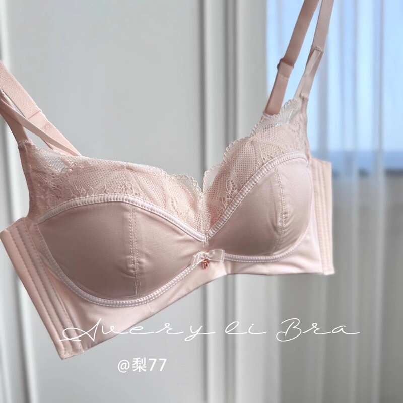 Passing by the World; Pure Desire Lace Satin Splicing Intimates for Women with Small Breasts, Push-Up Bra to Show Big Breasts