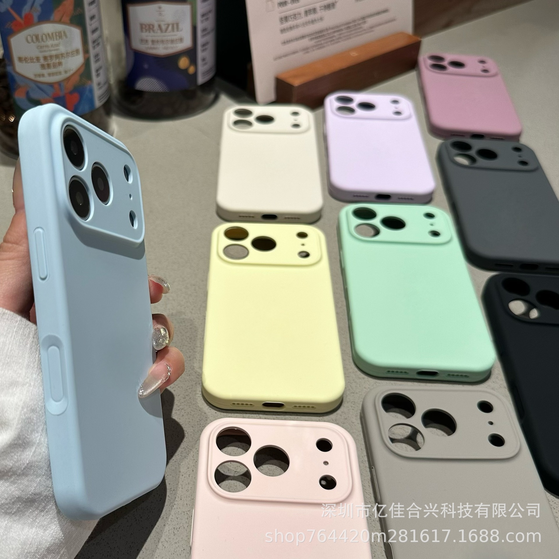Aplicable a Apple 17PROMAX agujero de silicona líquida caso de teléfono móvil 15iPhone16 color sólido anti-caída botón integrado