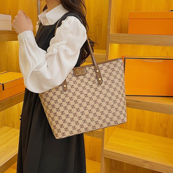 Tote Bag Women's Fashion Checkerboard 2025 New Large-Capacity Shoulder Bag Korean Style Printed Commuter Armpit Bag