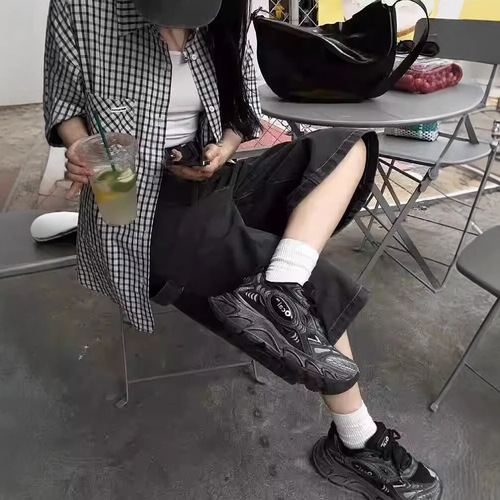 Stylish American Retro Washed Distressed Wide Leg Denim Shorts with a High Street Workwear Design, Loose and Slimming, Seven-Eighth Length