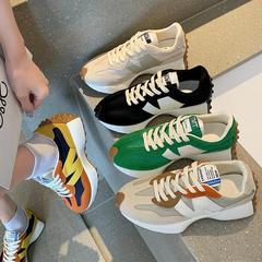 女性のためのトレンディなスポーツシューズ 2025 春と秋の新しいスタイルの小さなウエスト通気性ランニングシューズプラットフォーム厚底薄いフォレストシューズ