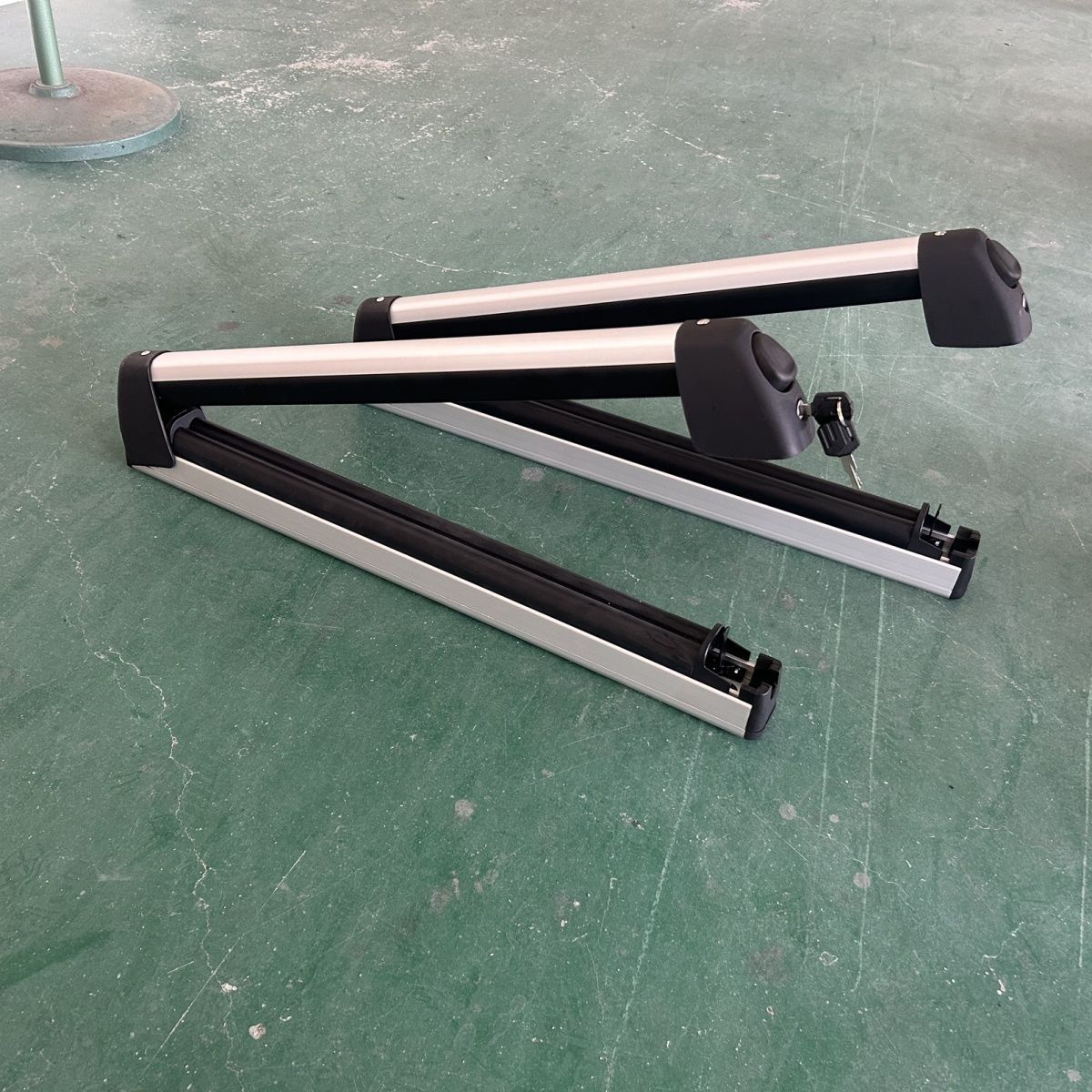 2 Aluminum Alloy Car Roof Ski Racks for Loading Snowboards and Skis, Ski Sled Clip Holder