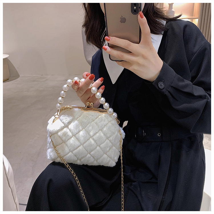 Lingge Chain Portable Autumn And Winter Soft Surface Fashion Plush One-shoulder Messenger Bag display picture 11