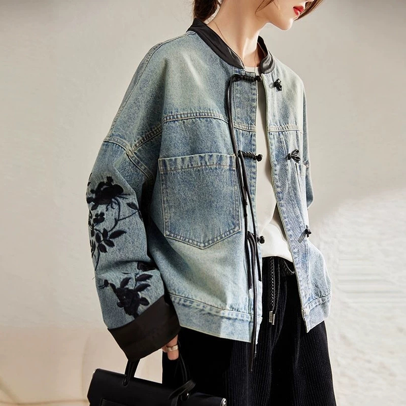 Chinese-style denim jacket, new spring and autumn style, 2026, European style, loose fit, fashionable design, stylish Chinese style top with tags.