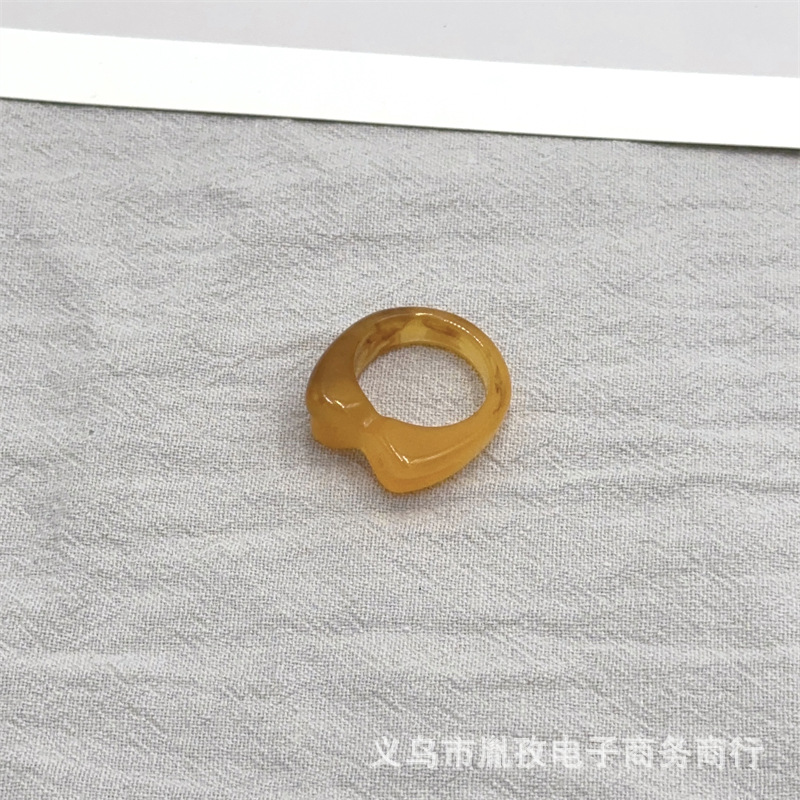 Japonés y coreano transfronterizo nuevo anillo de arco de efecto de nube de resina fresco dulce viento red anillo de diseño rojo
