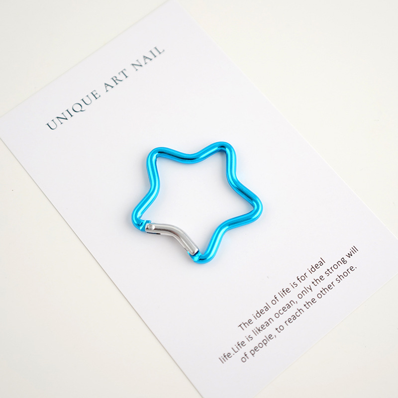 バックパックにフックを掛けて登山ボタンを掛けます。