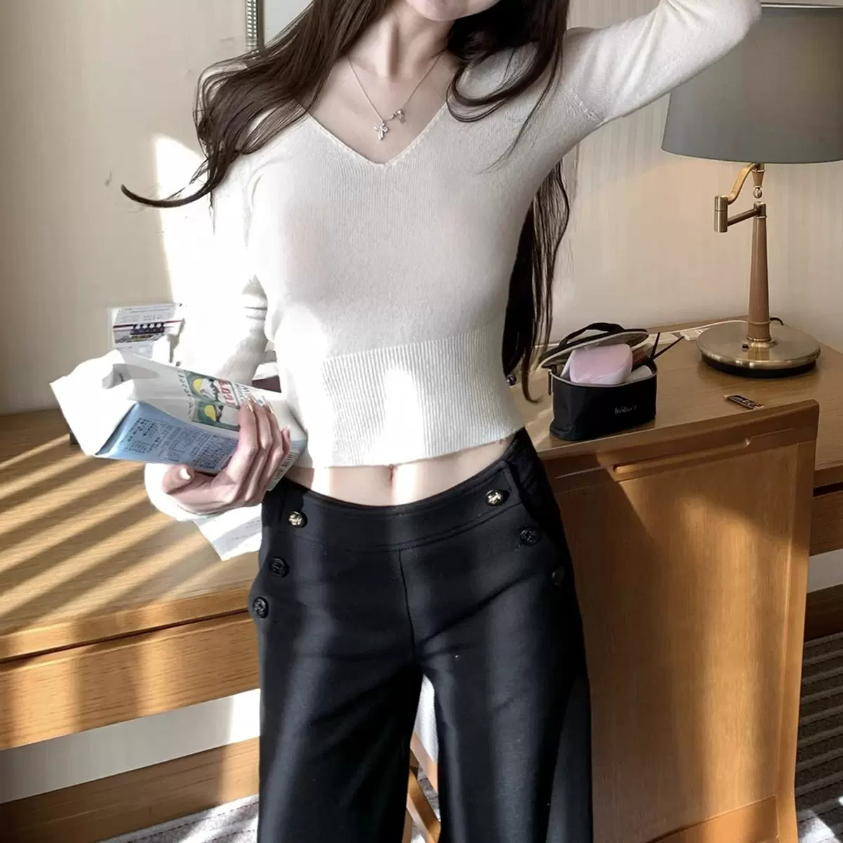 静奢美学羊毛老钱风女冬季打底上衣高级感气质纯色v领短款打底衫