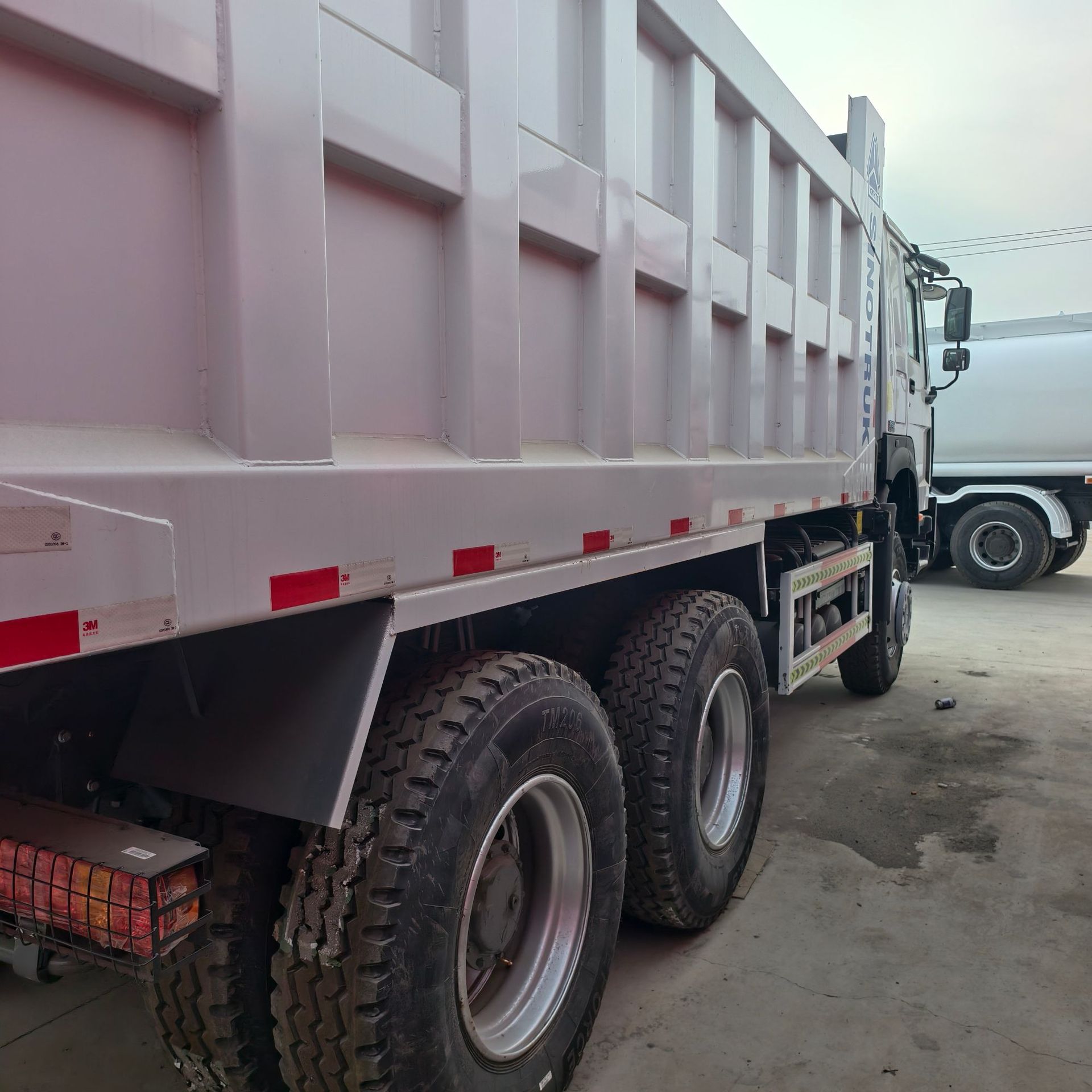 Cross-Border Export of African 10-Wheel Dump Truck 6×4 8×4 Dump Truck with Three Major Pumps 371/380 Horsepower