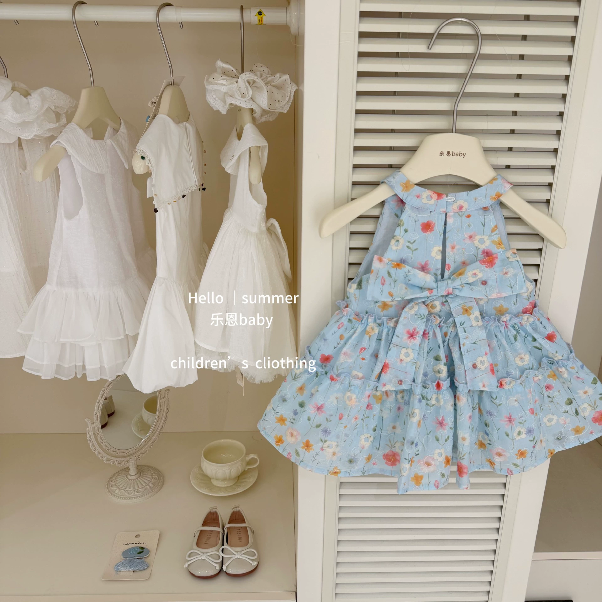【Leen baby】Голубой дверь ветра! 2026 платье для девочек на летние каникулы синего цвета с цветочным узором, бант на топе без рукавов