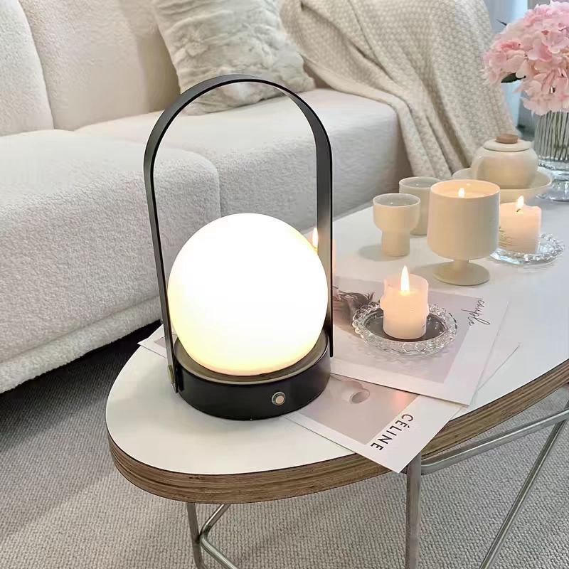Lámpara de escritorio portátil danesa creativa portátil recargable al aire libre en la atmósfera de camping noche de noche de la niña