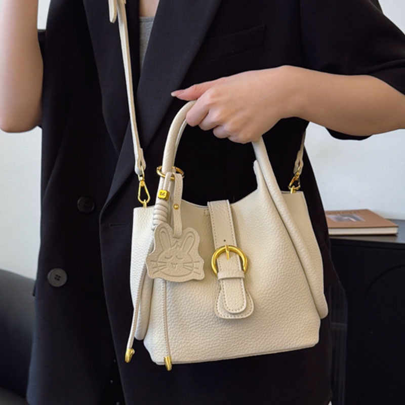 Bolsas de mujer tendencia de hombro solo para trabajar bolsas coreanas de cubo sensación de bolsas de viaje de moda nueva bolsa interior para mujeres