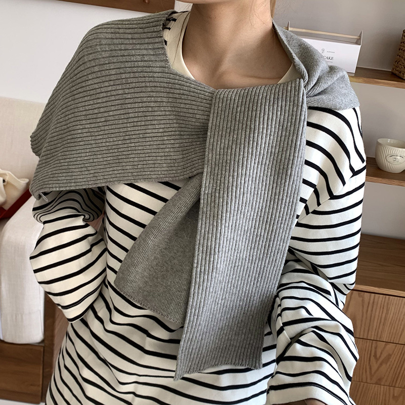 Sopa de punto de alta sensación de nuevo color sólido versátil suave glutinoso con camiseta de manga larga suelta con un pequeño hombro de hombro